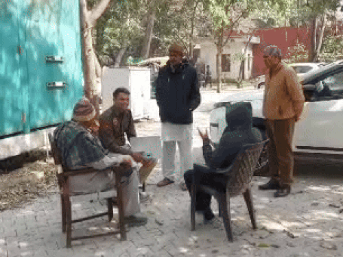 रोहतक पीजीआई में मृतक के पिता रणधीर से बातचीत करती पुलिस। - Dainik Bhaskar