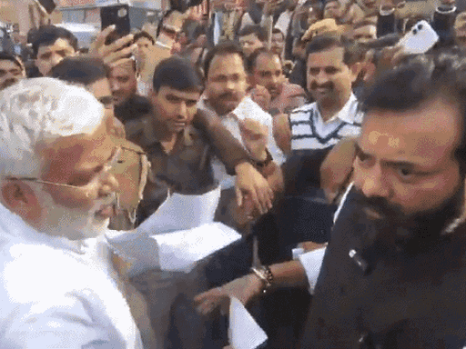 तस्वीरें 30 जनवरी की हैं। भाजपा विधायक बृजभूषण राजपूत ने कैबिनेट मंत्री स्वतंत्र देव सिंह को रास्ते में रोक लिया था। समर्थकों और सीओ सिटी के बीच झड़प भी हुई थी।