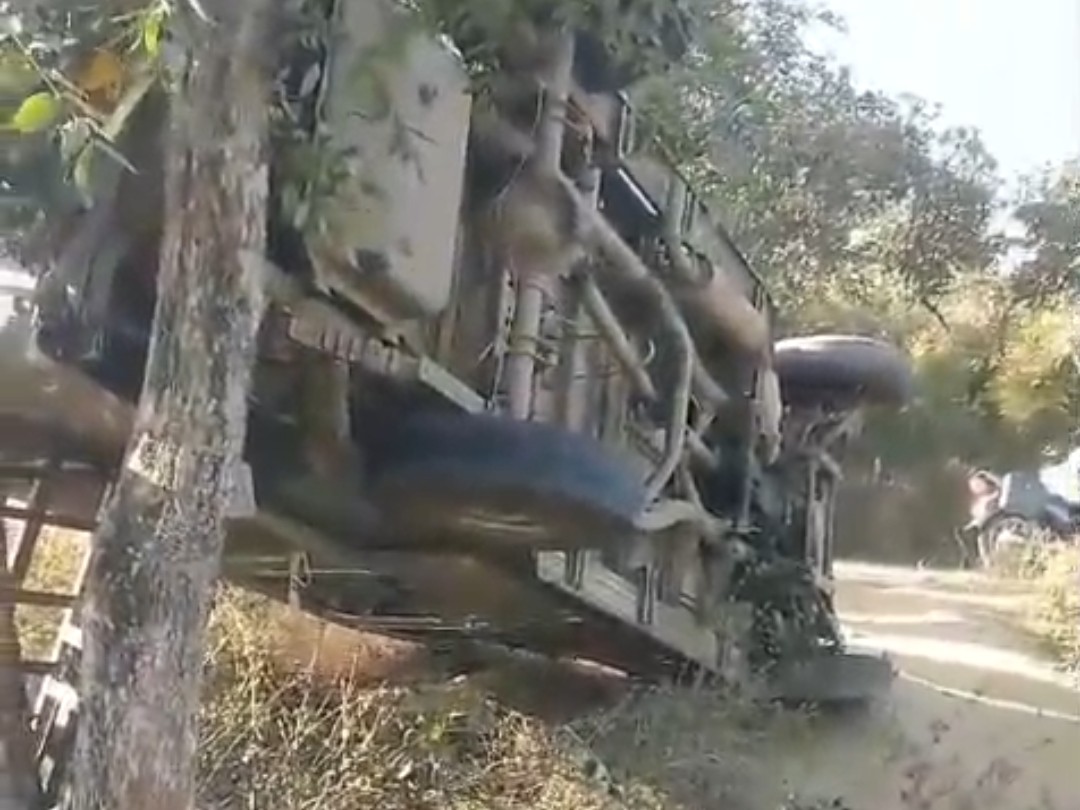 अचानक संतुलन बिगड़ने से वाहन सड़क किनारे पलट गया।