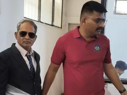 आरोपी इनकम टैक्स अधिकारी बनकर दुकान में घुसा और फाइलें जोर से पटकते हुए रौब झाड़ा। दुकानदार को शक हुआ तो उसने पुलिस को सूचना दी।