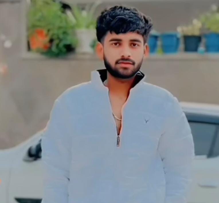 आदित्य नायक घर में इकलौता कमाने वाला था।