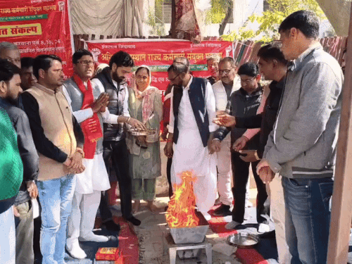 यज्ञ में आहुति देते हुए कर्मचारी।