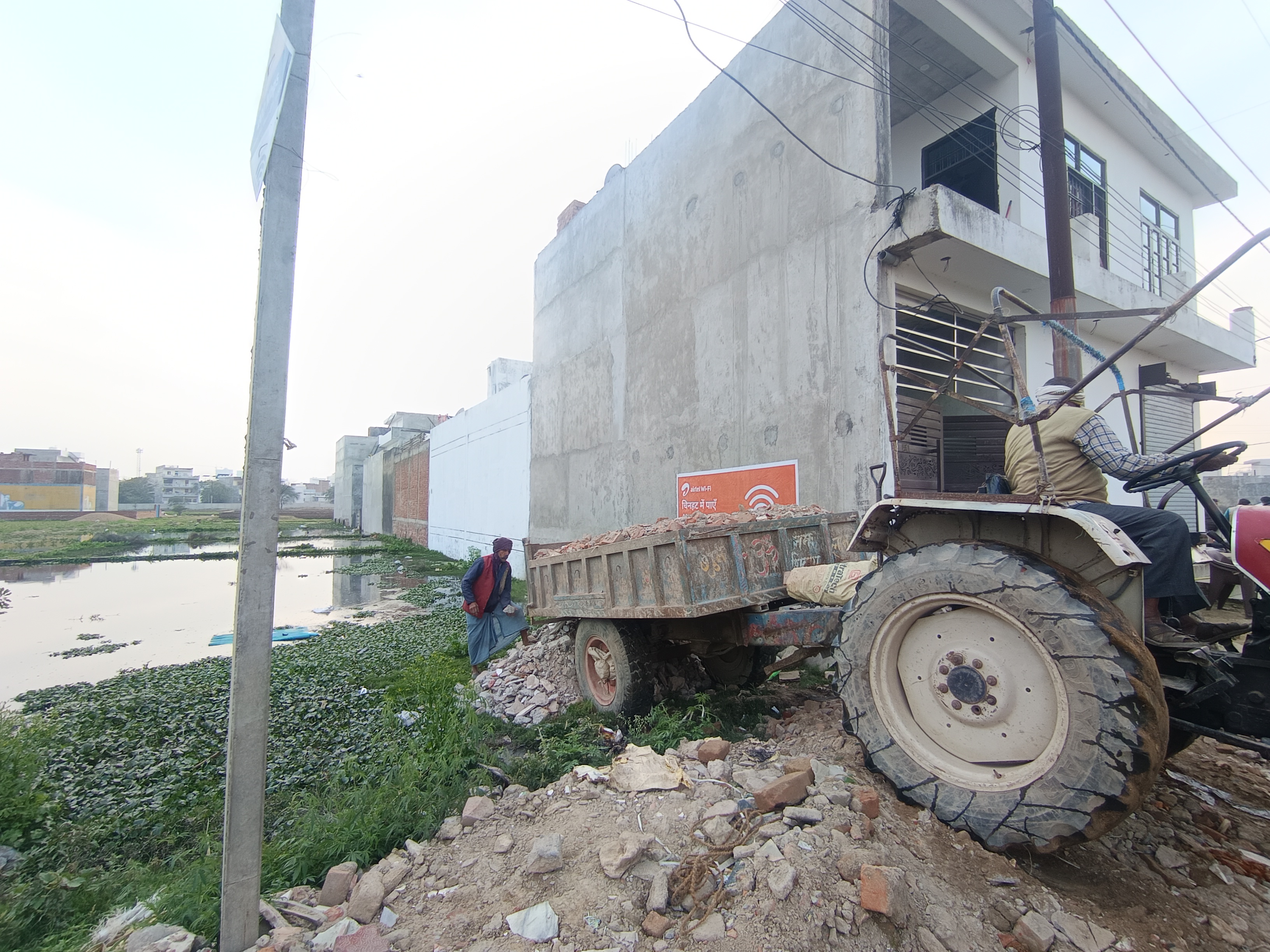 लखनऊ के खरगापुर इलाके में नाला चोक होने से खाली प्लाटों-मकानों के पास पानी भर रहा है। मकान को बचाने के लिए लोग बाहरी दीवार से सटाकर मलबा डलवा रहे हैं।