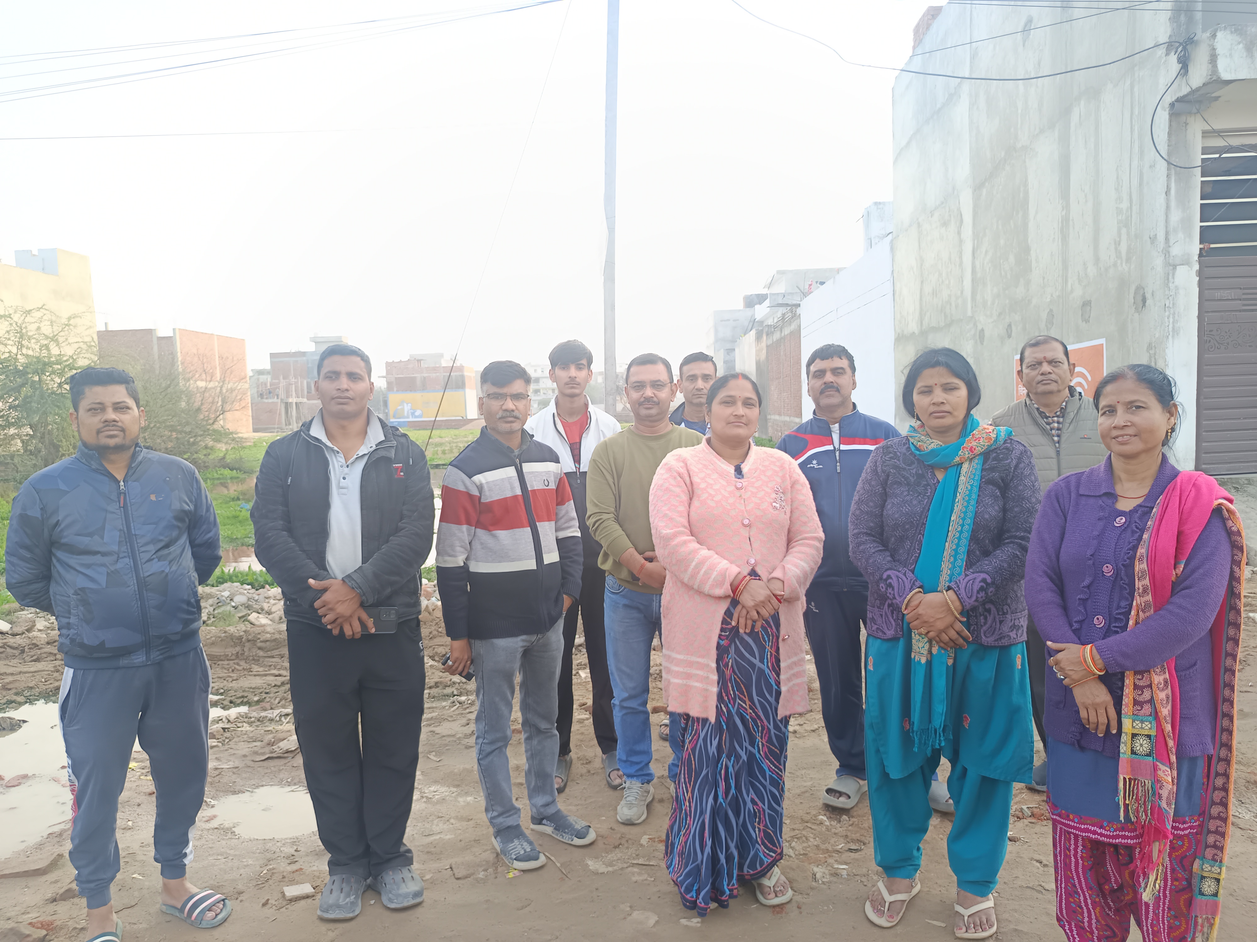 खरगापुर इलाके में महिला पुरुष सभी इसके चलते परेशान हैं।