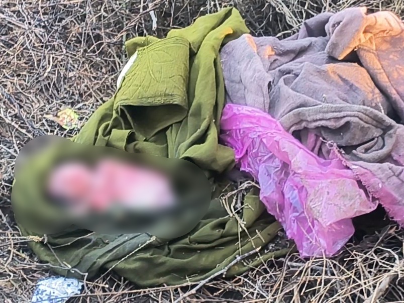 भ्रूण पॉलीथीन में शॉल और सलवार में लिपटा हुआ था।