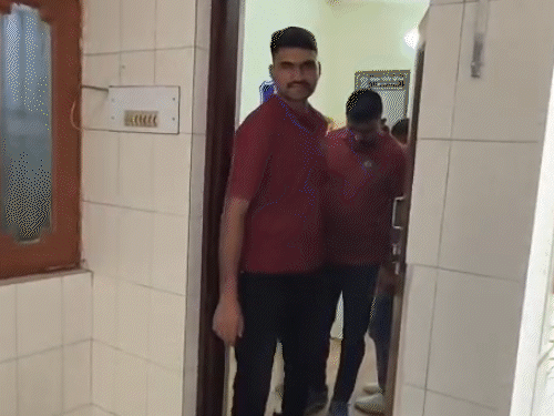 आरोपी को पुलिस ने होटल में दबिश देकर गिरफ्तार किया।