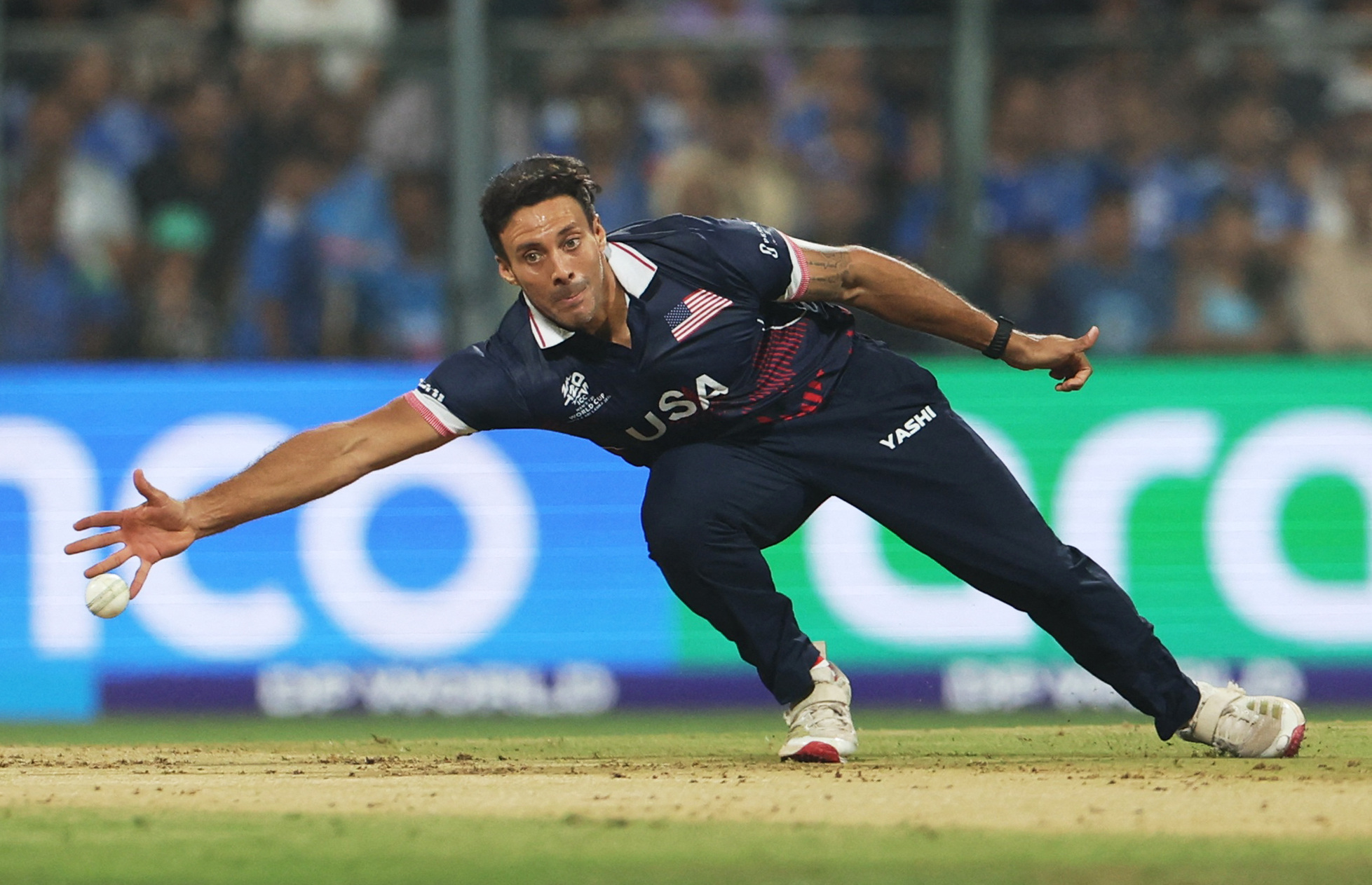 तिलक वर्मा का कैच वैन शाल्कविक से छूटा। उन्होंने 25 रन बनाए।