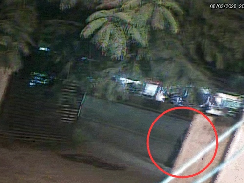 घटना से पहले का एख सीसीटीवी फुटेज सामने आया है जिसमें आरोपी महिला के साथ जाता दिखाई दिया।