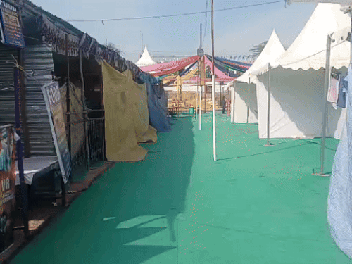 मेले के एम्यूजमेंट पार्क सेक्शन में बंद पड़ी दुकानें।