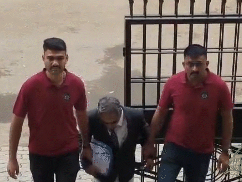 आरोपी ने पूछताछ में बताया कि टिप मिलने पर वह छापा मारने गया था, जिससे कुछ खर्चा निकल जाए।