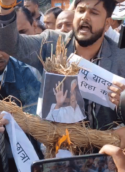 प्रदर्शन के दौरान कांग्रेस कार्यकर्ताओं ने सीएम नीतीश का पुतला फूंका।