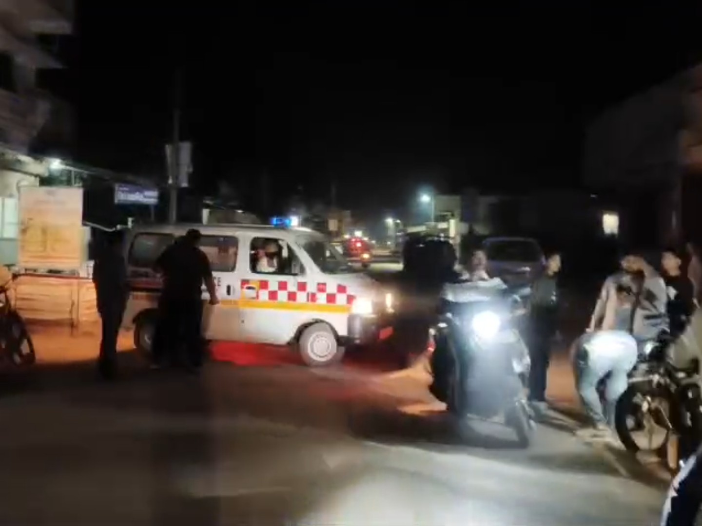 गुस्साए परिजनों ने एंबुलेंस को सड़क पर खड़ा कर प्रदर्शन किया।