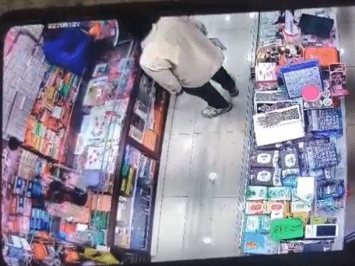 दो बदमाश सामान लेने के बहाने शॉप पर आए।