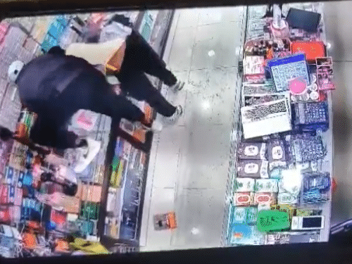 बदमाशों ने छलांग लगाकर काउंटर के दूसरी ओर जाकर दुकानदार पर हमला कर दिया।