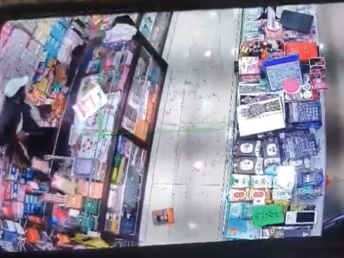 एक बदमाश ने दुकानदार पर चाकू से वार किया।