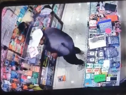 इसके बाद एक बदमाश दुकानदार को नीचे पटककर काबू में करने की कोशिश करने लगा।