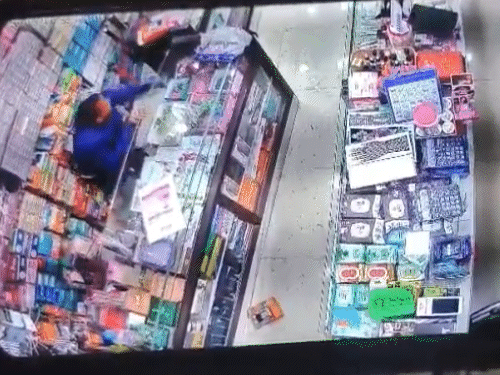 लूट में नाकाम रहने पर भागते एक बदमाश पर दुकानदार ने किसी चीज से वार किया था।