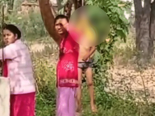 सूरजपुर में होमवर्क नहीं करने पर टीचर ने बच्चे को पेड़ से लटकाया।छत्तीसगढ़