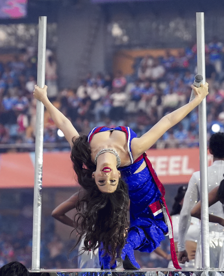 भारत के मैच से पहले बॉलीवुड एक्ट्रेस नोरा फतेही और रैपर बादशाह ने परफार्म किया।