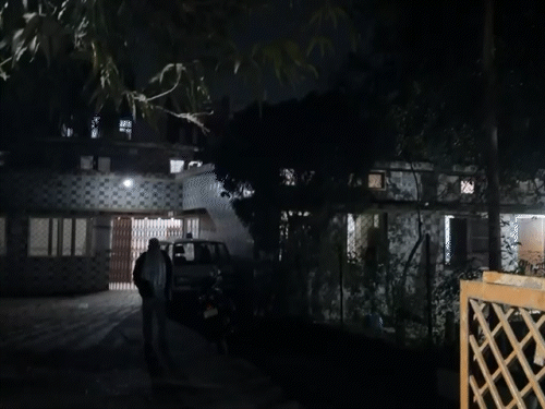 मृतिका के शव को पोस्टमॉर्टम के लिए मॉर्चुरी में रखवाया गया है।