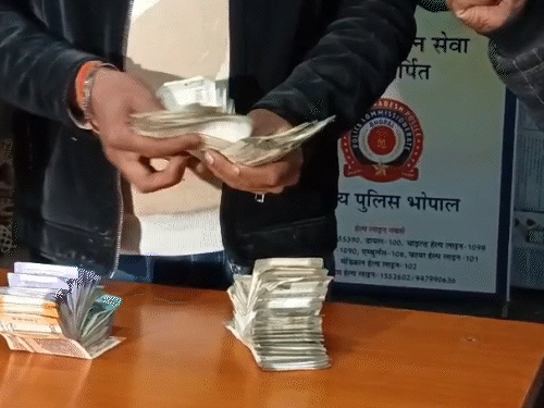 लूट की रकम सहित अन्य सामान बरामद कर लिया गया है।