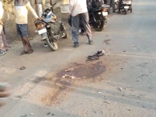 राजनांदगांव में बाइक सवार मामा भांजे समेत 3 की मौत हुई है।