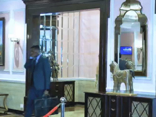 बैठक के लिए केंद्रीय गृहमंत्री अमित शाह मेफेयर होटल पहुंचे।