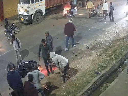 हादसे के बाद आसपास के लोग पहुंचे और घायलों को हॉस्पिटल पहुंचाया।