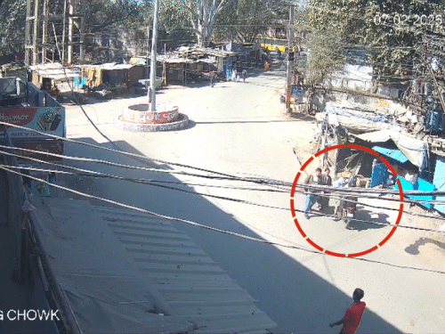 चेन खींच कर भागने के दौरान महिला गिर पड़ी