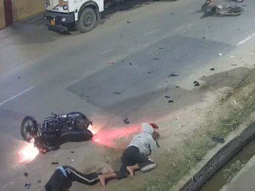 6 फरवरी की शाम को सीकर के रीको इंडस्ट्रियल एरिया में बाइक सवार एक्सीडेंट के बाद कुछ देर तक तड़पते रहे थे।