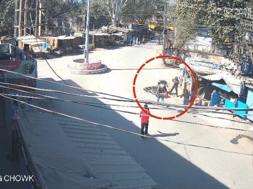 महिला अपराधियों से भिड़ती भी नजर आ रही है।