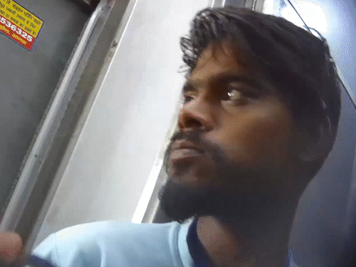 चंबल-हावड़ा एक्सप्रेस (12178) के बी-2 कोच का अटेंडर मौसम था।