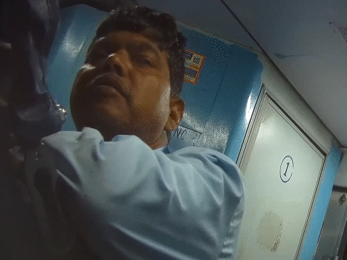 अटेंडर धर्मेंद्र ने कहा- ये पूरा एसी है। कंबल बिछा देंगे, आराम से लेटे-लेटे चले जाओ।