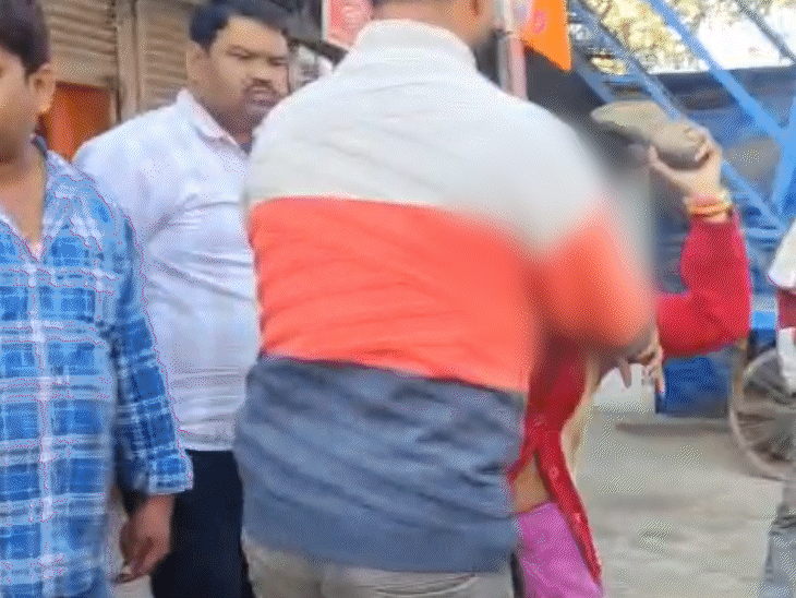 संतोष ने महिला का हाथ पकड़ लिया। उसे झटक दिया।