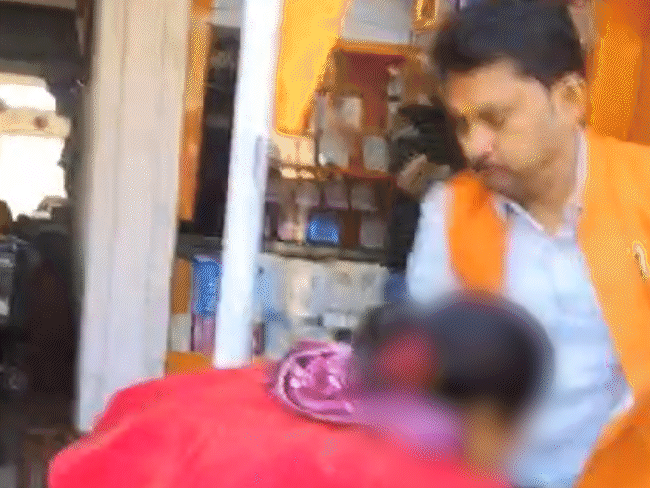 संतोष ने महिला के बाल पकड़कर उसे नीचे गिरा दिया।