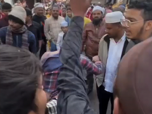 आसपास लोगों की भीड़ जमा हो गई। किसी ने भी आगे बढ़कर उसे बचाने की कोशिश नहीं की।