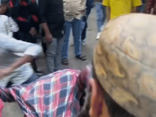 युवक को चोरी के शक में कुछ लोगों ने घेरकर पकड़ लिया।