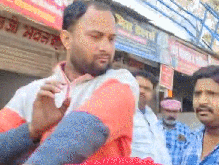 महिला ने पुराने विवाद पर संतोष को चप्पल से मारने की कोशिश की।