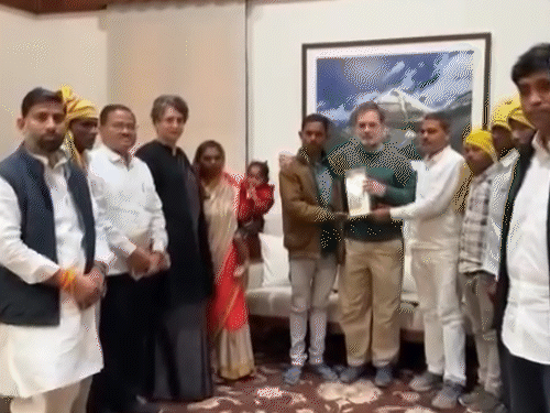 दिल्ली में राहुल गांधी से मुलाकात करता सिंगरौली का आदिवासी प्रतिनिधिमंडल।