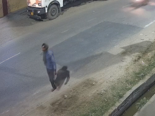 दोनों बाइक की आपस में हुई टक्कर के बाद कुछ इस तरह युवक उछलकर दूर जा गिरे।