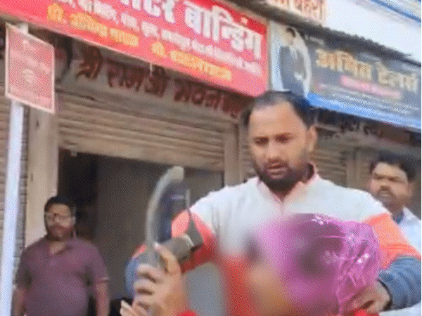 महिला के साथ बदसलूकी और मारपीट करने का वीडियो सामने आया है। - Dainik Bhaskar