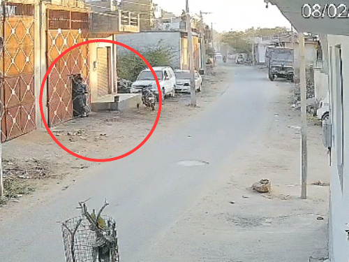 गैस सिलेंडर में ब्लास्ट के बाद कर्मचारी भागते हुए।