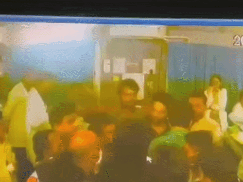 घटना का एक सीसीटीवी वीडियो सामने आया है। फिलहाल, पुलिस मामले की जांच कर रही है।