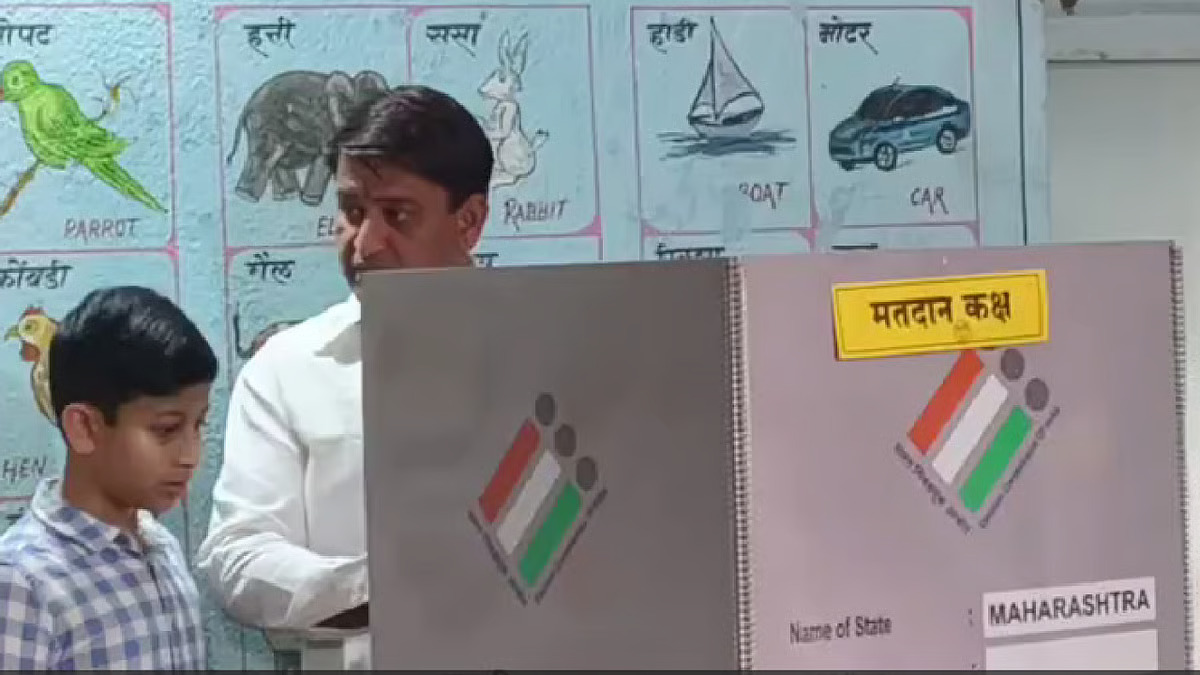 अर्जुन सिंह मोहिते पाटिल के साथ उनके नाबालिग बेटे की वोट डालते हुए तस्वीर।