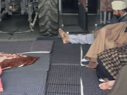 गांव में बेटे की मौत के बाद दुखी संदीप का परिवार।