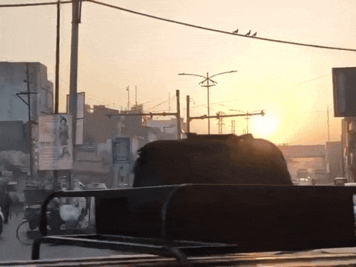 लुधियाना में मौसम साफ है, सुबह के समय गुलरते वाहन।