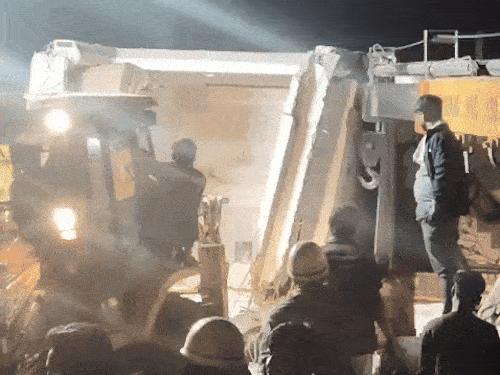 घायलों को सुरक्षित बाहर निकालने के लिए जेसीबी की मदद से बिल्डिंग के बड़े हिस्सों को हटाया।