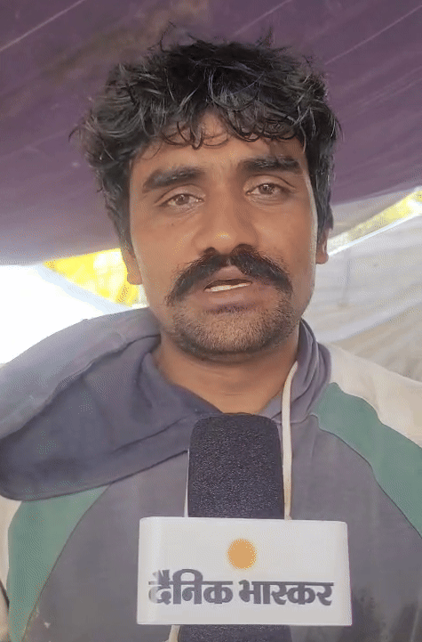 फतेहाबाद के पशुपालक लोकेश गुर्जर चांद के बारे में जानकारी देते हुए।