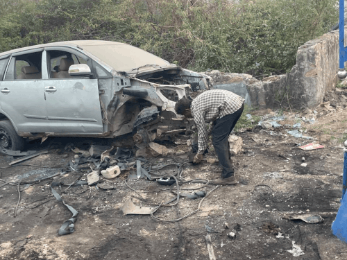 कबाड़ के गोदाम में गाड़ियों को काटने का काम होता था। इसमें घरेलू सिलेंडर का उपयोग हो रहा था।