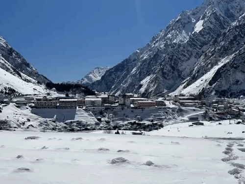 उत्तराखंड के चमोली में स्थित नारायण पर्वत पूरी तरह बर्फ से ढंका हुआ है।